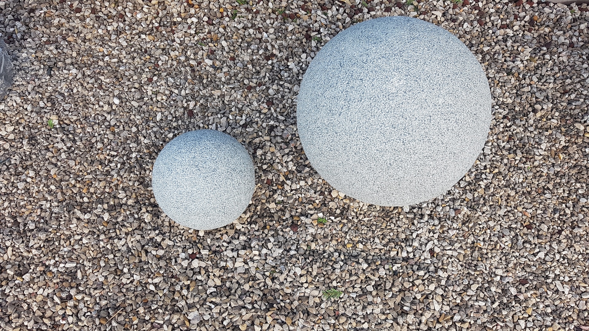 Boule granit bouchardée (2) (Copier)
