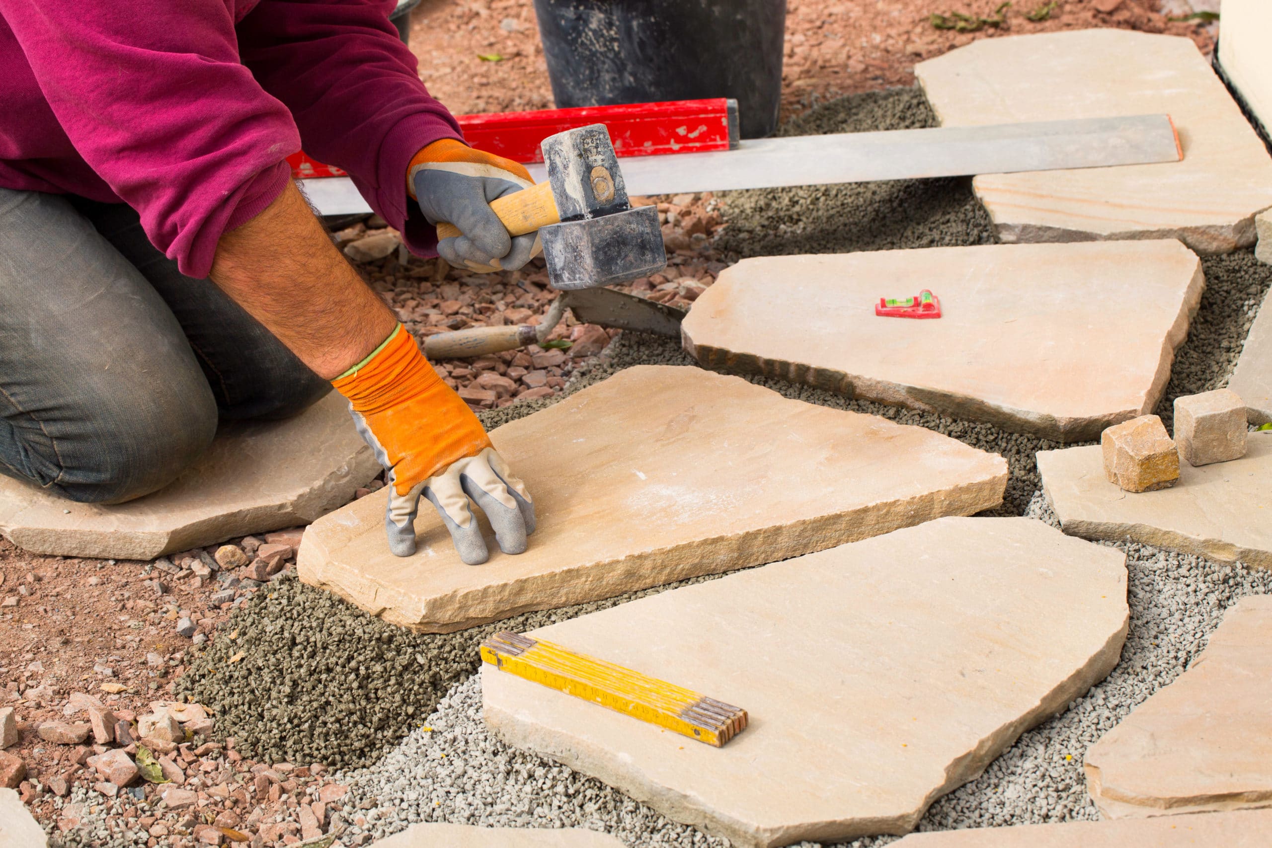 Gartenarchitektur Verlegung von Sandsteinplatten in ein Mörtelbett